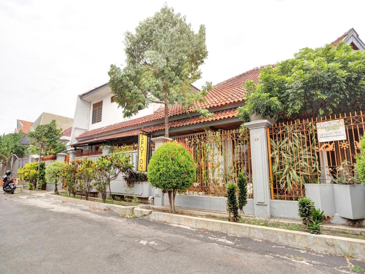 Oyo Life 90539 Taman Borobudur Guest House Syariah Blimbing  Dış mekan fotoğraf